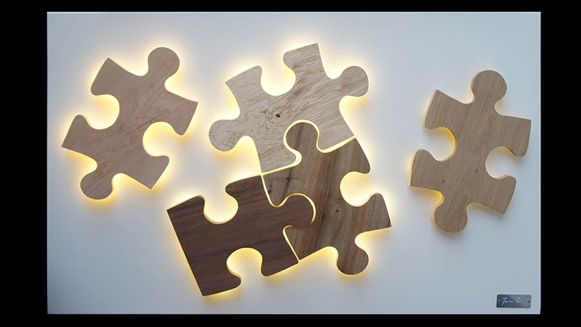 Tableau mural lumineux composé de pièces de puzzle